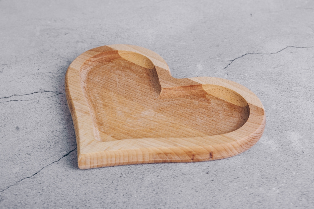 Фото №1 wooden dish "Heart" 18x22 cm.